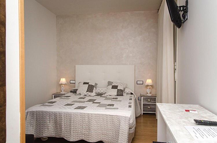 萨莫拉唐罗德里戈旅馆的一间卧室设有一张大床和两个床头柜
