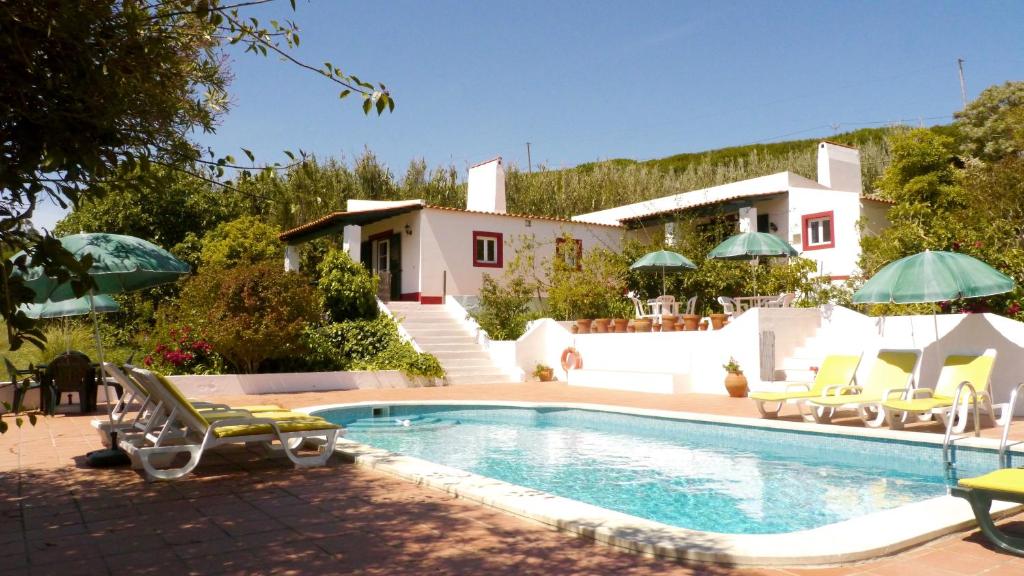 圣马蒂纽·杜·波特Casa dos Mangues的别墅前设有游泳池