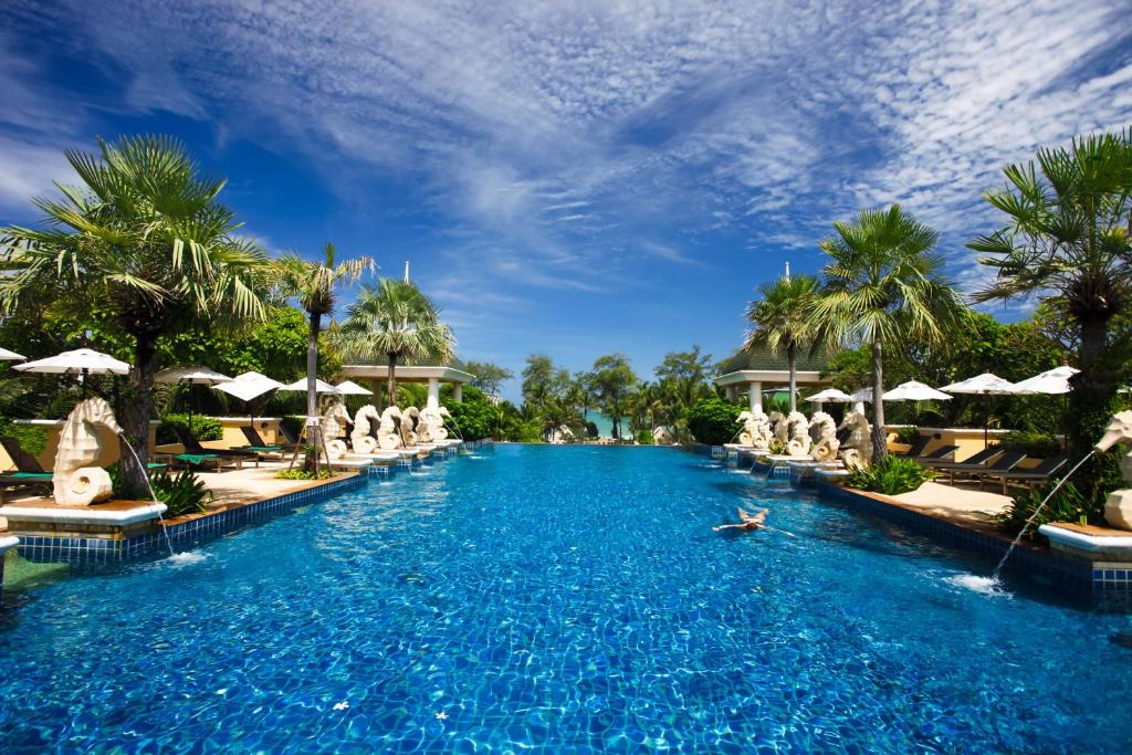 芭东海滩Phuket Graceland Resort and Spa的度假酒店的游泳池