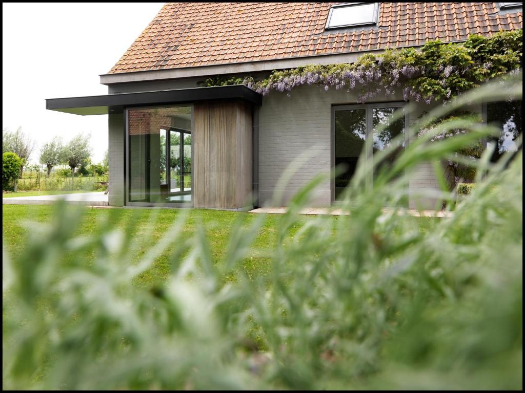 AartrijkeRooseboom22的一座带窗户和草地庭院的房子