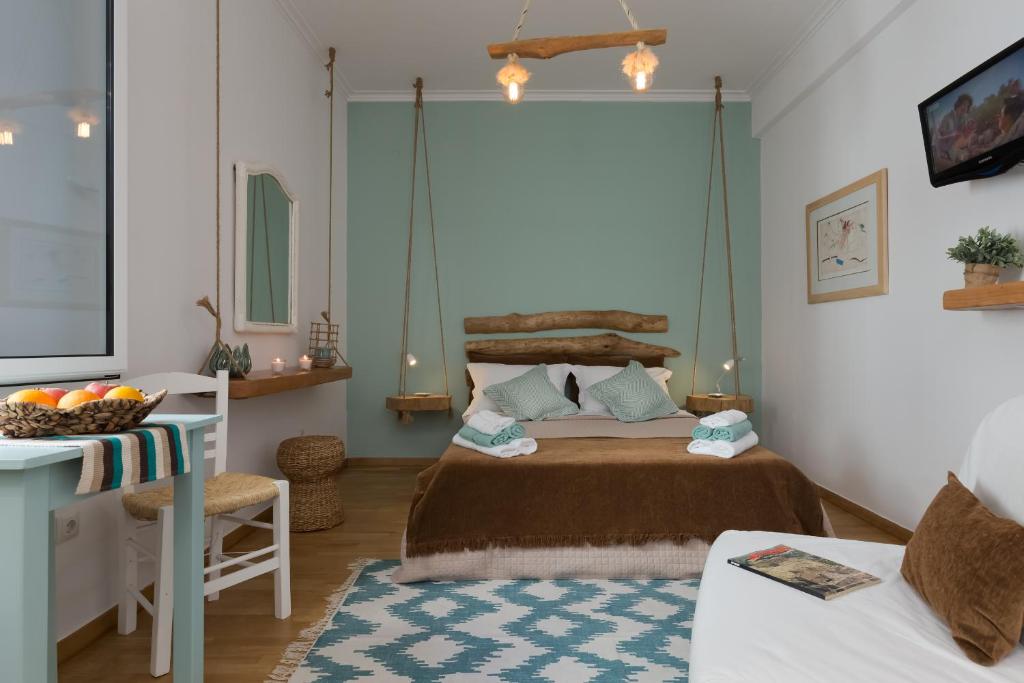 雅典雅典木制一室公寓的一间卧室配有一张床、一张桌子和一张书桌