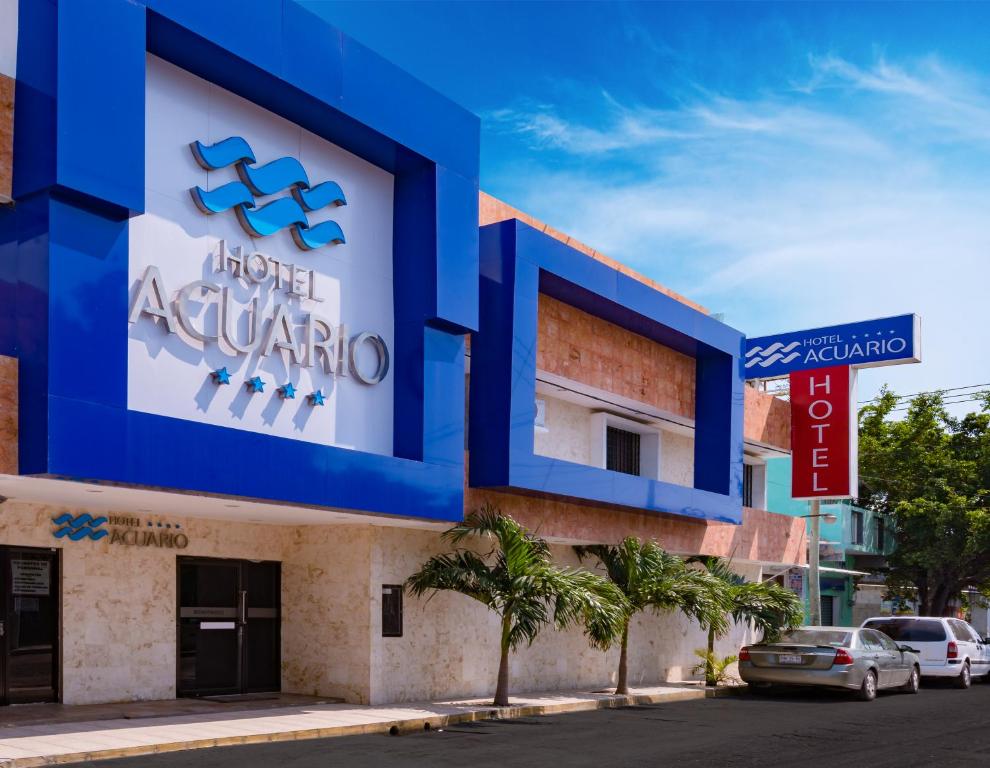卡门城Hotel Acuario的上面有蓝白色标志的建筑