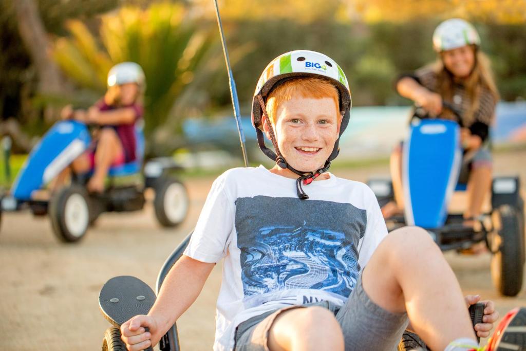 莫鲁亚大4莫卢亚海德东海豚海滩度假公园的戴头盔并戴滑板的男孩
