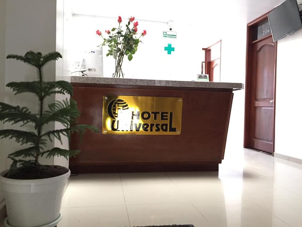 杜伊塔马Hotel Universal的大堂的饭店应急柜台,有植物