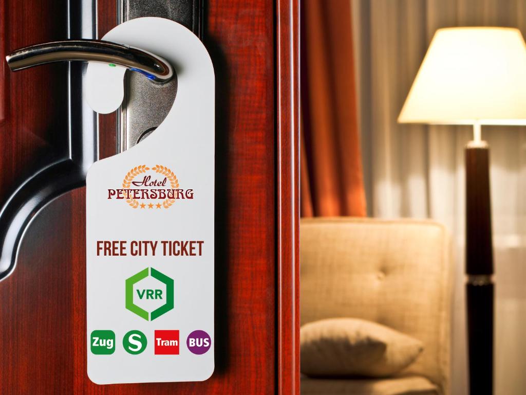 杜塞尔多夫彼得堡高级禁烟酒店的门上的标志,上面写着免费城市门票