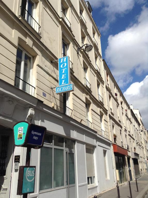 巴黎理查德酒店的建筑物一侧的蓝色街道标志
