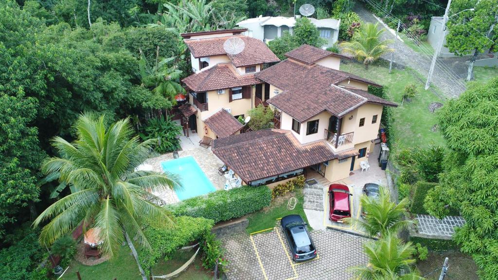 伊利亚贝拉Vila São Pedro的享有带游泳池的房屋的空中景致