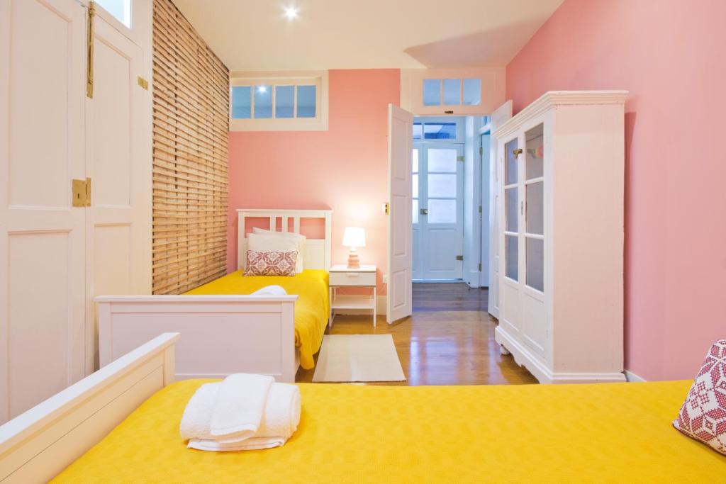 波尔图Porto Sé Apartamentos的一间小房间,设有两张床和走廊