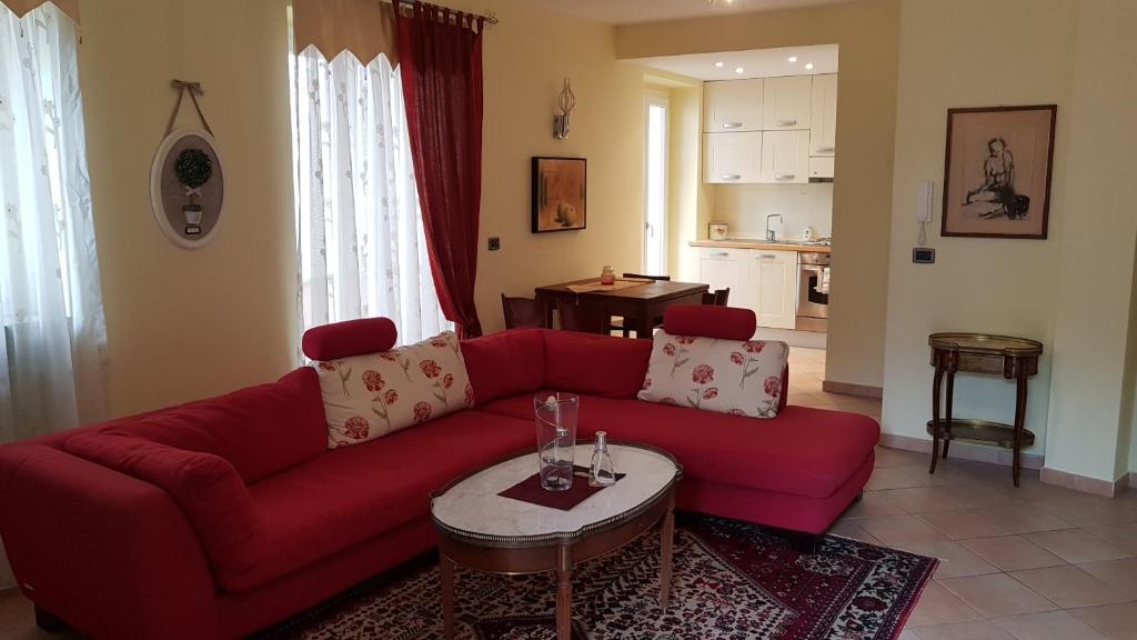 因佩里亚Casa vacanze Cristina的客厅配有红色的沙发和桌子