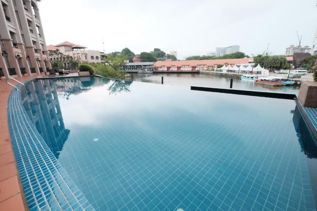 马六甲马六甲河奢华公寓的大楼一侧的大型游泳池