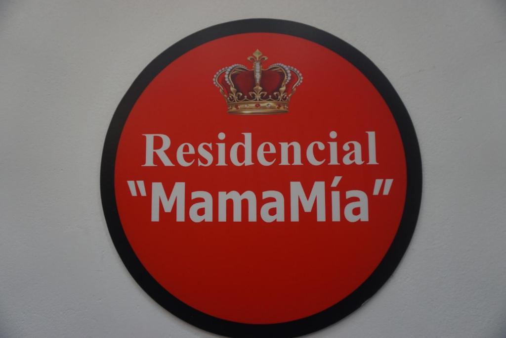 塔克纳Residencial Mamamia的墙上的团体曼南玛标志