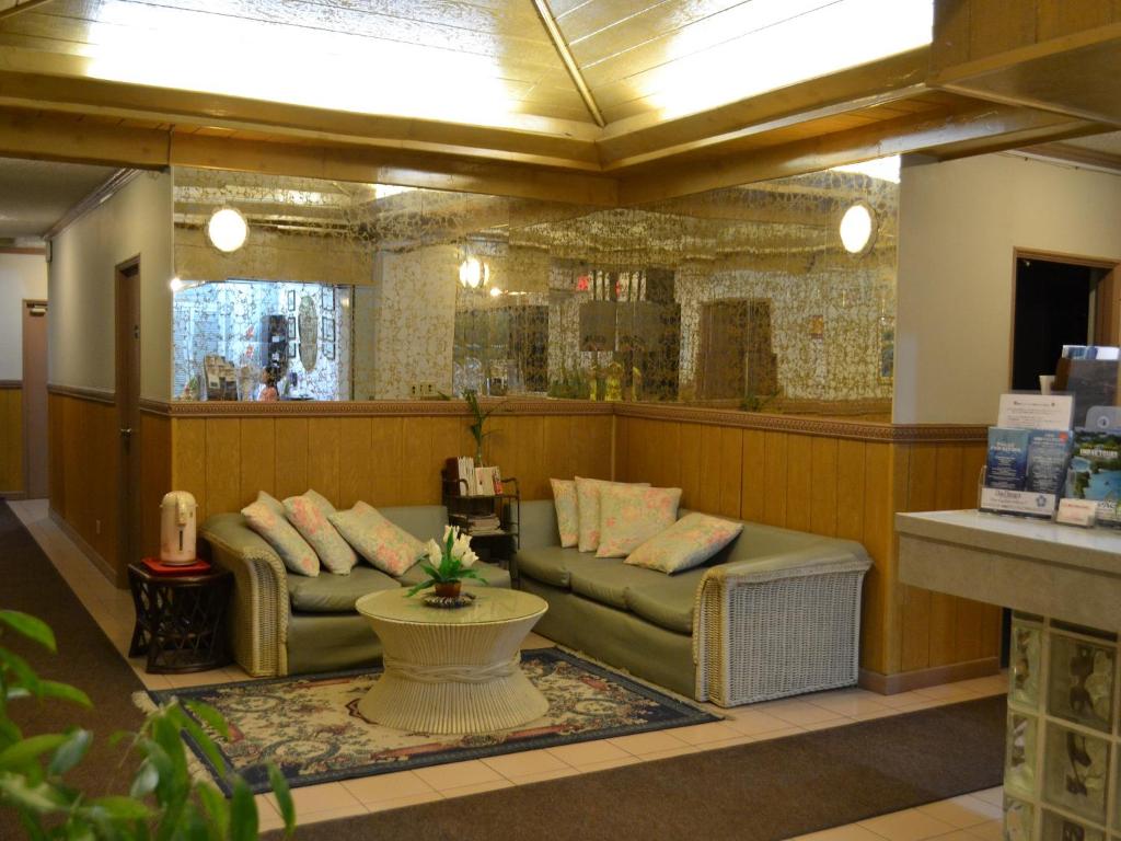 科罗尔德赛克尔西广场酒店的一间位于商店的带两张沙发的等候室