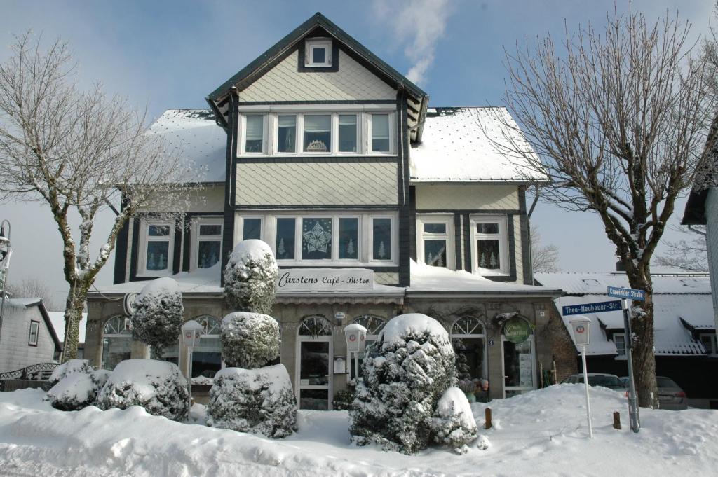 奥伯霍夫Extrablatt的前面有雕像的雪覆盖的房子