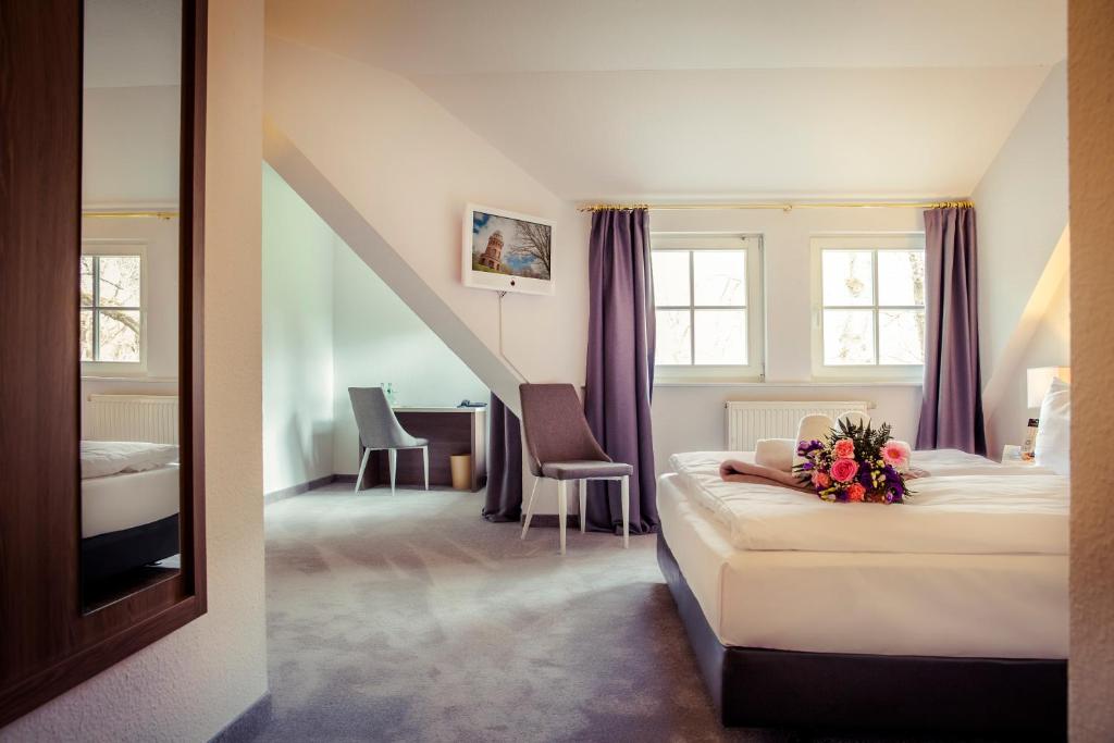 卑尔根露嘉德酒店的一间酒店客房,床上摆放着鲜花