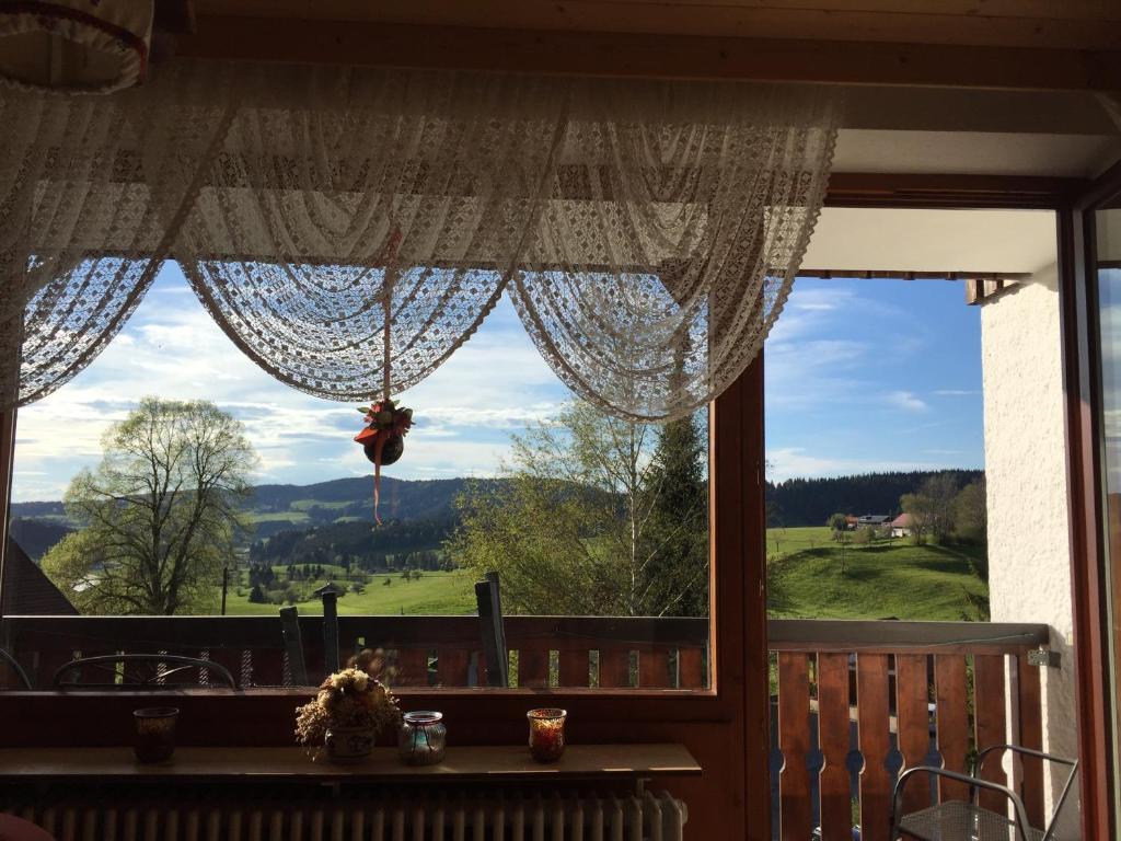 米森-维尔哈姆斯Ferienwohnung Familie Zuck的享有绿色田野景致的窗户