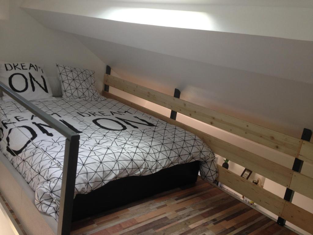 阿姆博斯La sucrette的一间卧室配有双层床