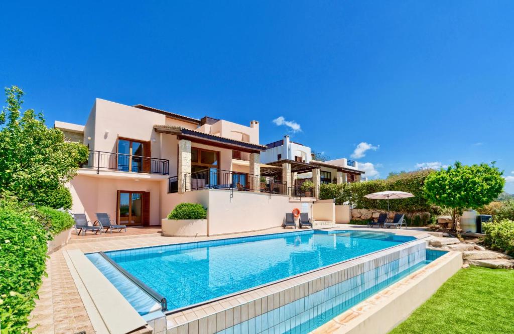 库克里亚4 bedroom Villa Helidoni with private infinity pool, Aphrodite Hills Resort的游泳池别墅的图象