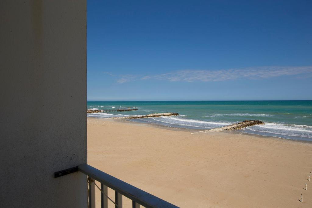 米萨诺阿德里亚蒂科Villa San Francesco的阳台享有海滩美景。