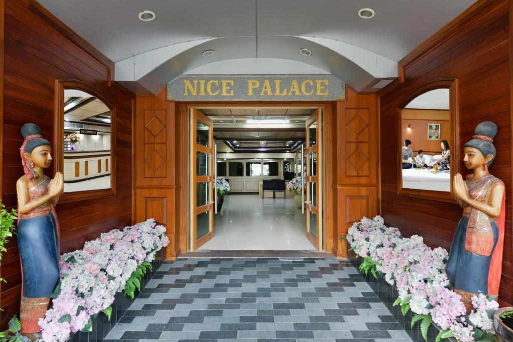曼谷尼斯皇宫酒店的漂亮的宫殿大厅,有两个女雕像