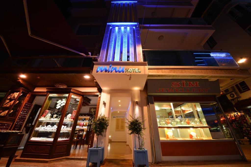 费特希耶阿米努酒店的前面有蓝色灯的商店