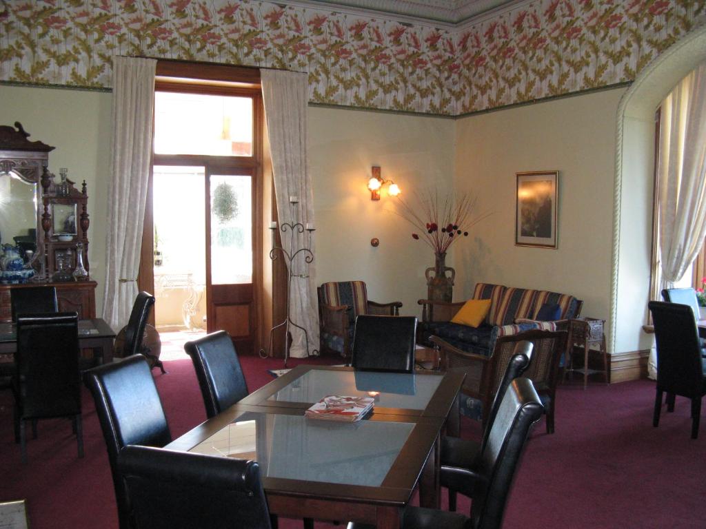 Lower Dashwood乌戈布鲁克庄园旅馆的一间带桌椅的用餐室
