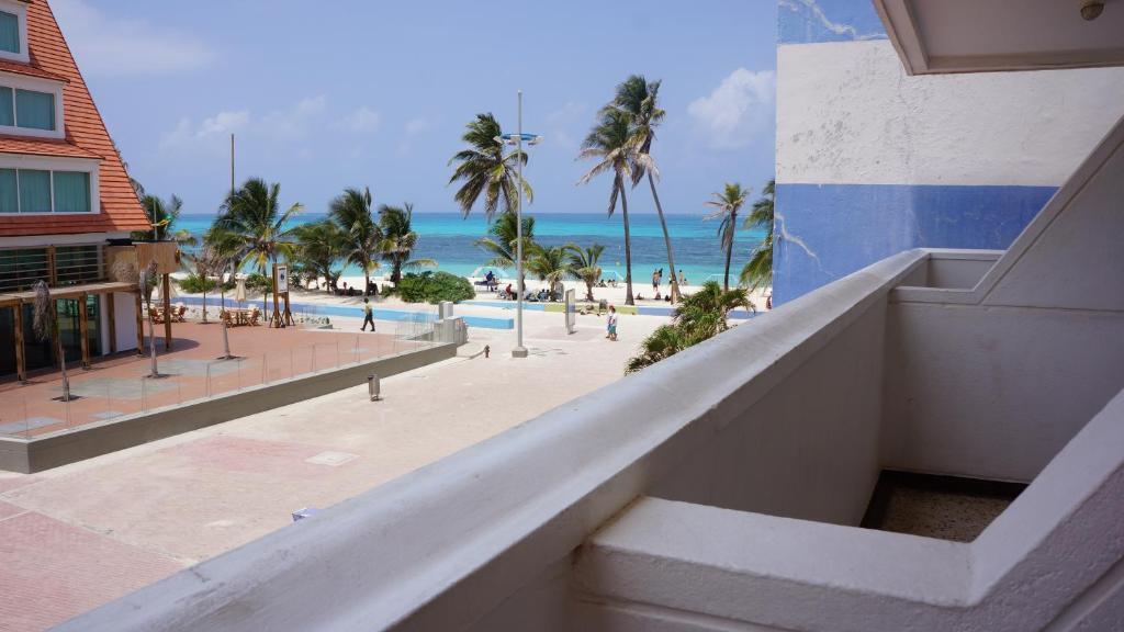 圣安德烈斯波托韦洛会议中心酒店的从度假村的阳台上可欣赏到海滩景色