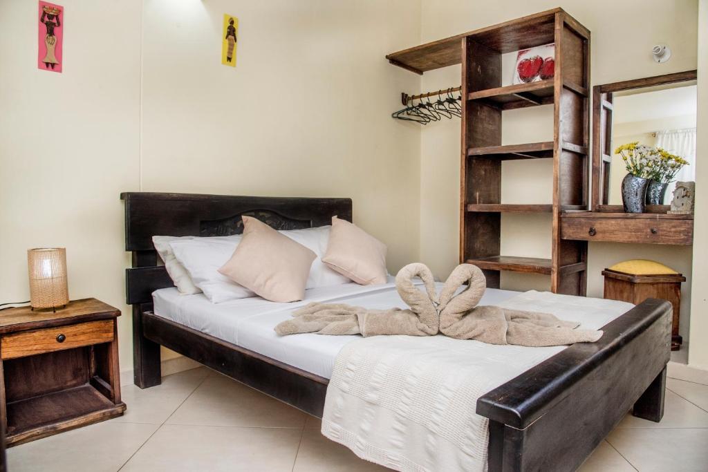 圣希尔Macondo Hostel的一间卧室配有一张床,床上有毛巾