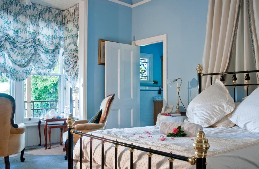 伯威克伯恩班克住宿加早餐旅馆的一间卧室配有一张蓝色墙壁的床和一扇窗户
