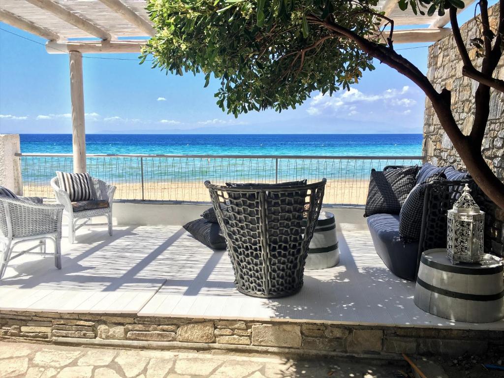 斯卡拉索提罗斯Byblos Mare-The Exclusive Beach Front Villa的海景庭院