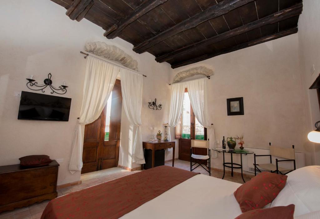 特罗佩阿Camere da Cecè的一间卧室配有一张床和一张书桌