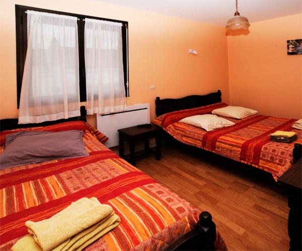 沙托鲁莫里斯餐厅酒店的客房设有两张床和窗户。
