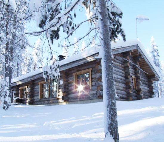 库萨莫Pikku-Junga的雪中的一个小木屋,灯光照亮