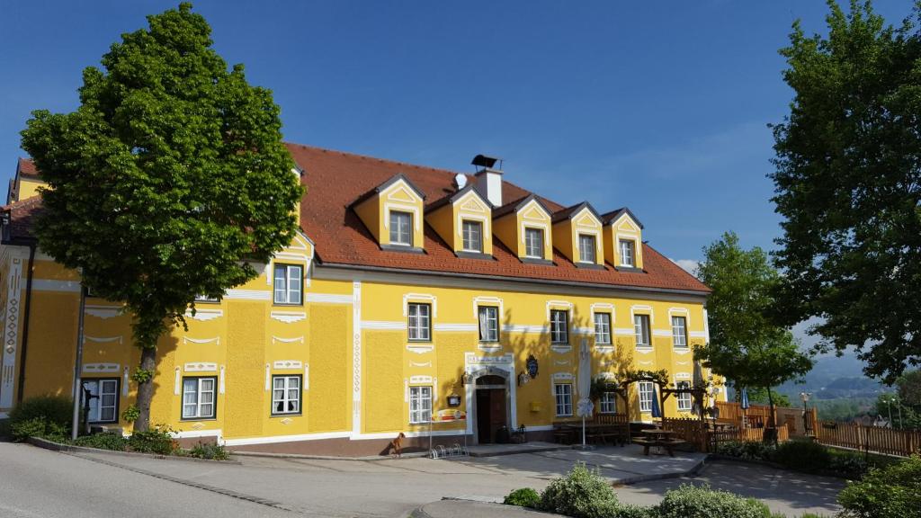Stephanshart克莱姆斯勒内酒店的红色屋顶的大型黄色建筑