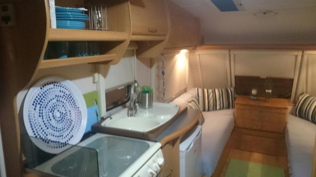 蒂纳霍Caravan Apartment的一间带水槽和炉灶的小厨房
