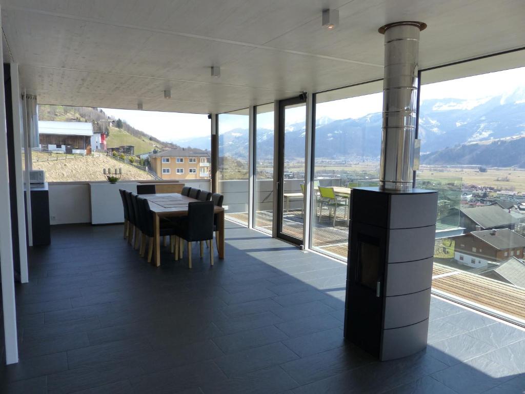 皮森多夫格拉斯之家 - 设计度假屋的一间享有山景的带桌子的用餐室