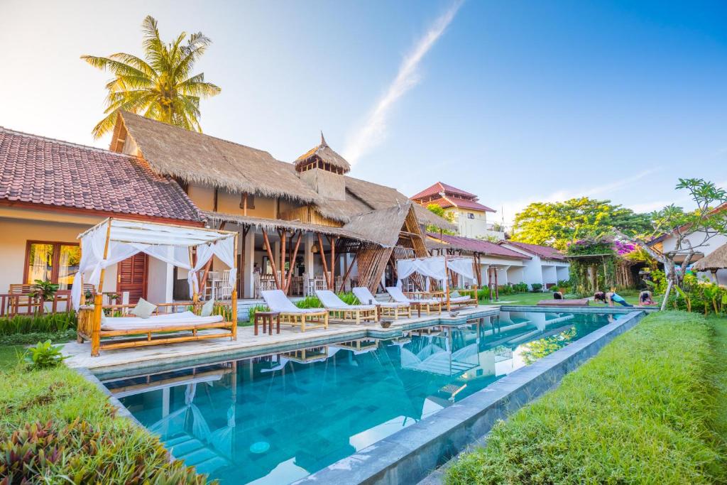 龙目岛库塔Nativo Lombok Hotel的度假村游泳池的图片