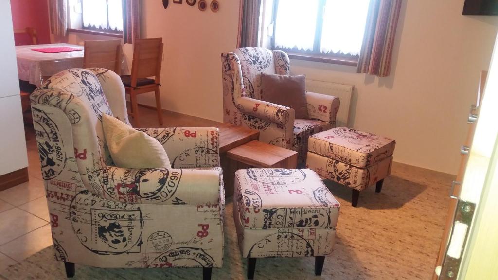 拉德施塔特Haus Johanna的房间里的两张椅子和一个搁脚凳