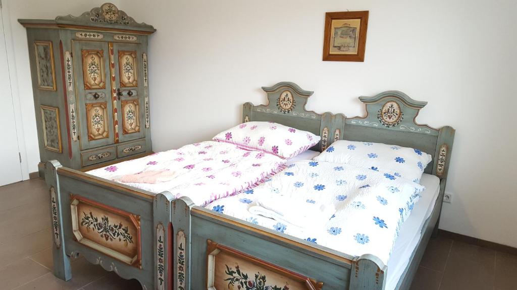 图尔恩Privatzimmer Jarosch的一间卧室配有一张带木制床头板的床