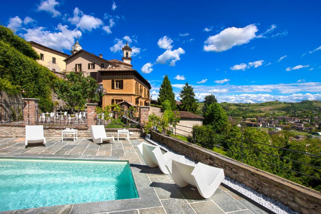 卡内利Relais Villa del Borgo的一座带游泳池和房子的别墅