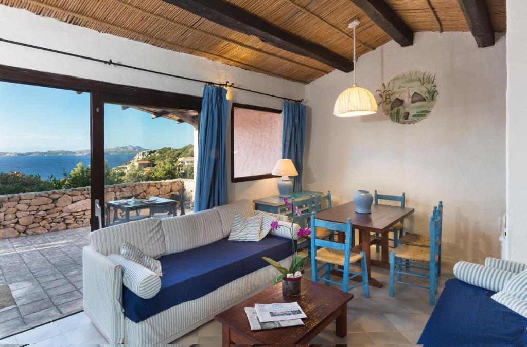 巴哈撒丁岛Residence I Cormorani Alti的客厅配有沙发和桌子