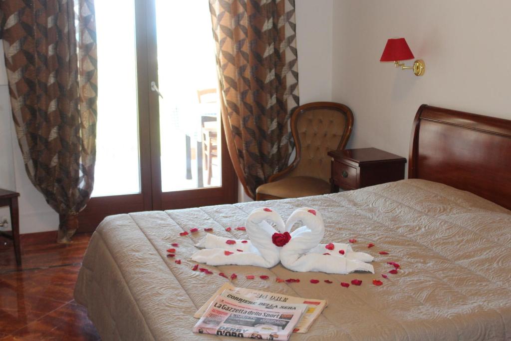 维耶斯泰Residence Hotel Torresilvana的酒店客房,配有带两条毛巾的床