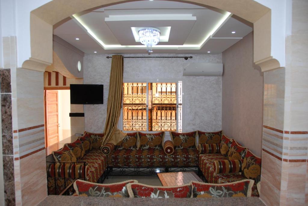 马拉喀什Appartements Ziad Guéliz的带沙发和窗户的客厅