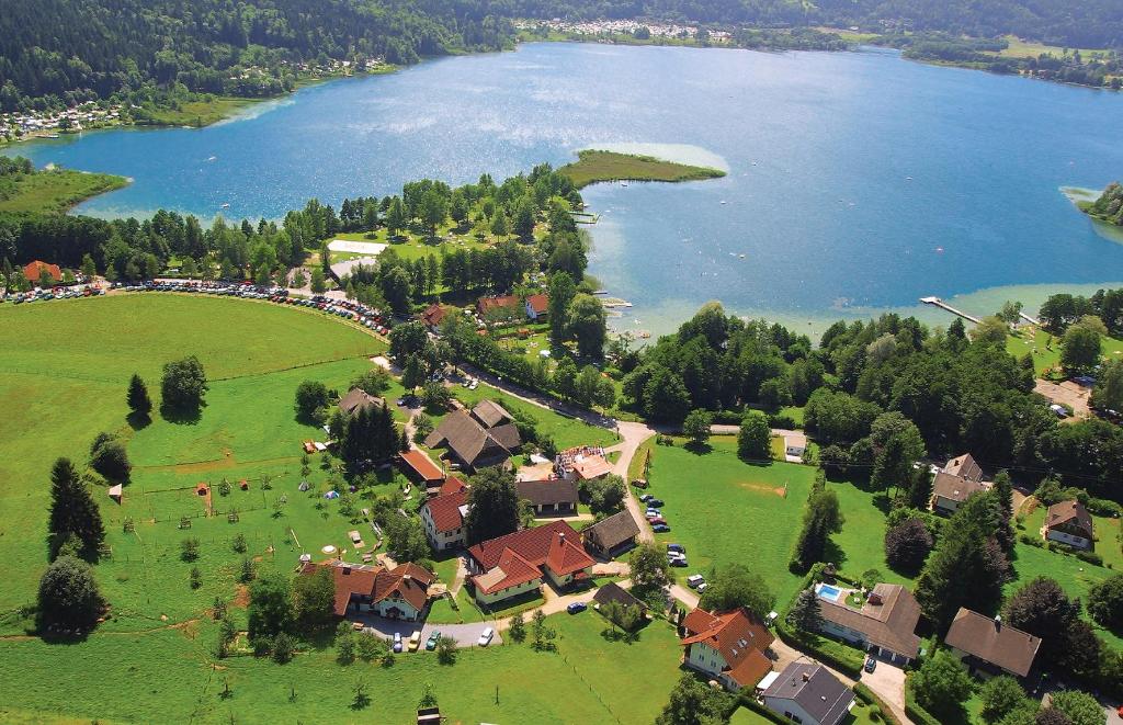 滨湖科伊查赫林德尔农场酒店的享有小村庄和湖泊的空中景色