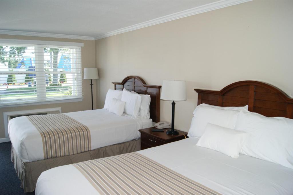 西雅茅斯Cape Cod Family Resort and Parks的酒店客房设有两张床和窗户。