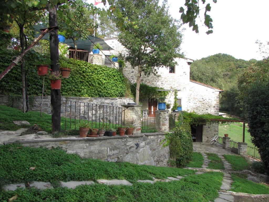 皮耶韦桑托斯泰法诺B&B Dagnano Basso的石屋,带围栏和花园