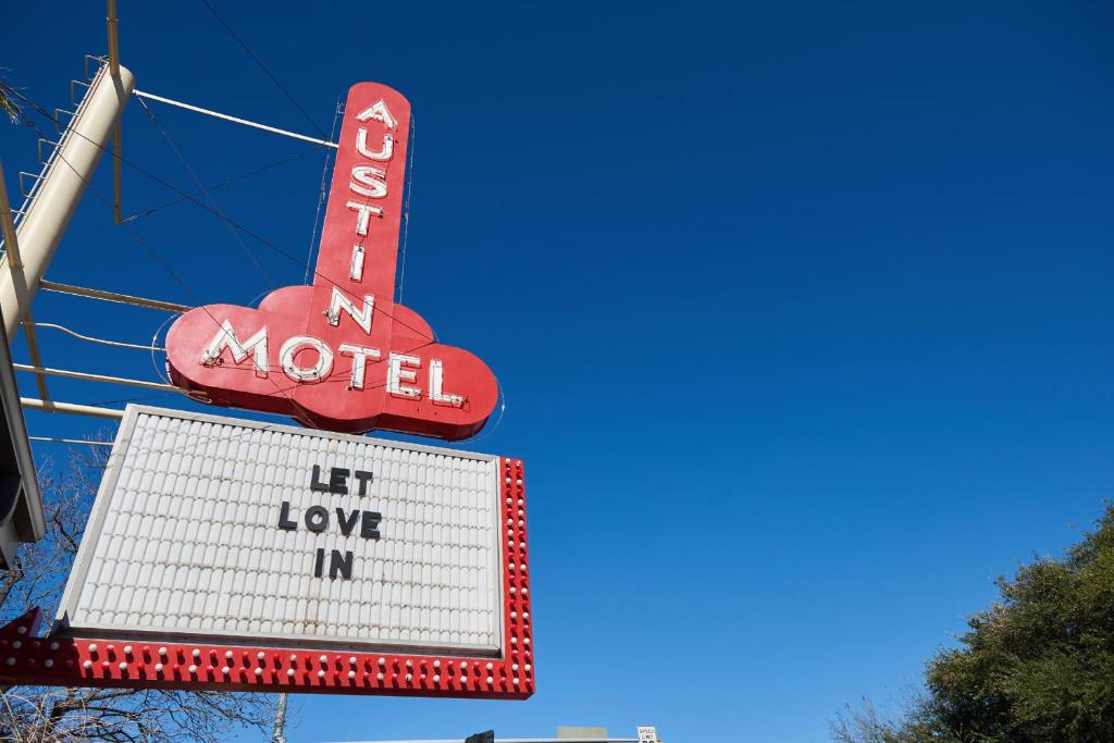 奥斯汀Austin Motel的表示爱的汽车旅馆的标志