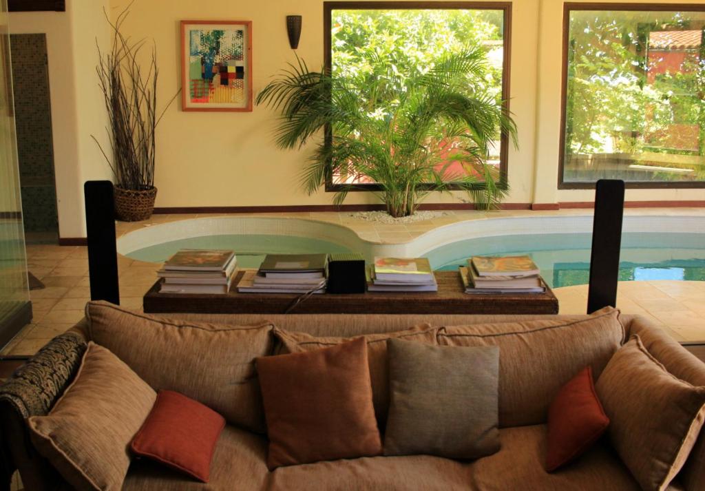 拉拉古纳Luxury house in the heart of Tenerife的客厅在游泳池前配有沙发