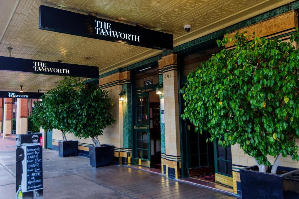 塔姆沃思塔姆沃思酒店的前面有两棵树的建筑