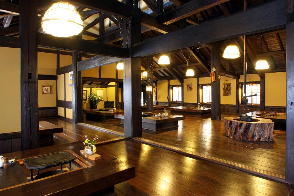 阿苏市阿苏博阿苏旅馆的大型客房铺有木地板。