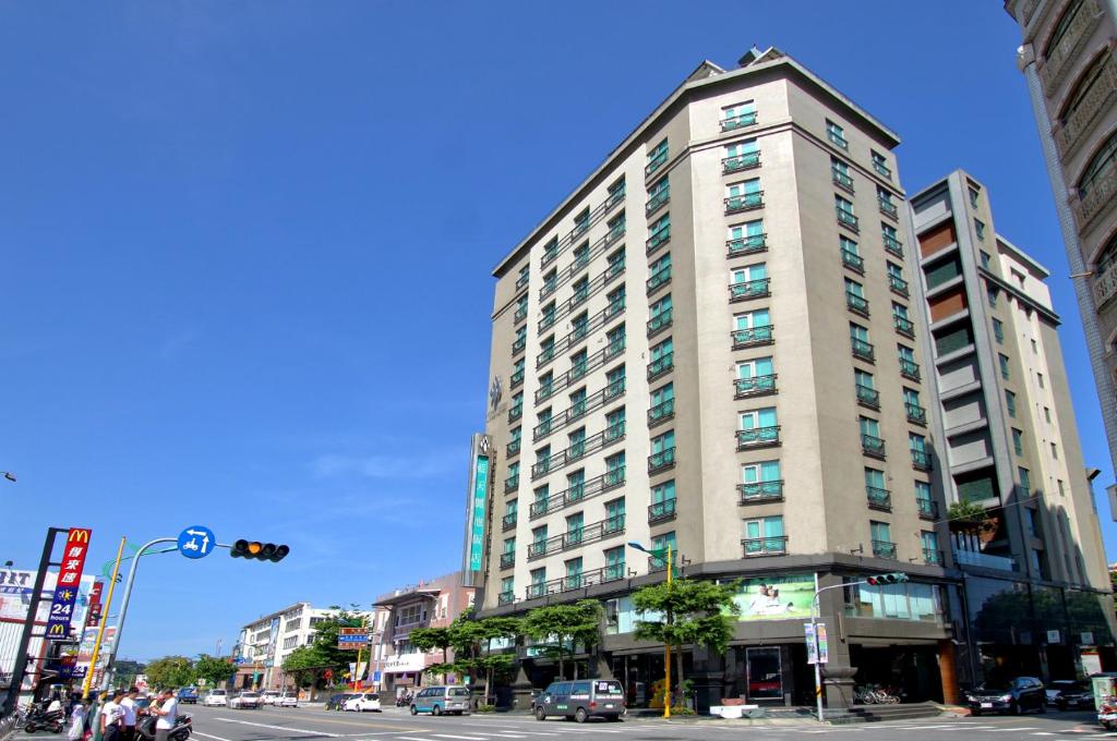 花莲市蓝天丽池饭店的一条城市街道拐角处的高楼